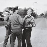 Další z významných osobností boje proti likvidaci se stal poslední libkovický starosta Stanislav Břicháček (na snímku), který v obci setrval až do posledních chvil. Na snímku se starosta dostal do sporu s policií, která chtěla, aby místo opustil. 