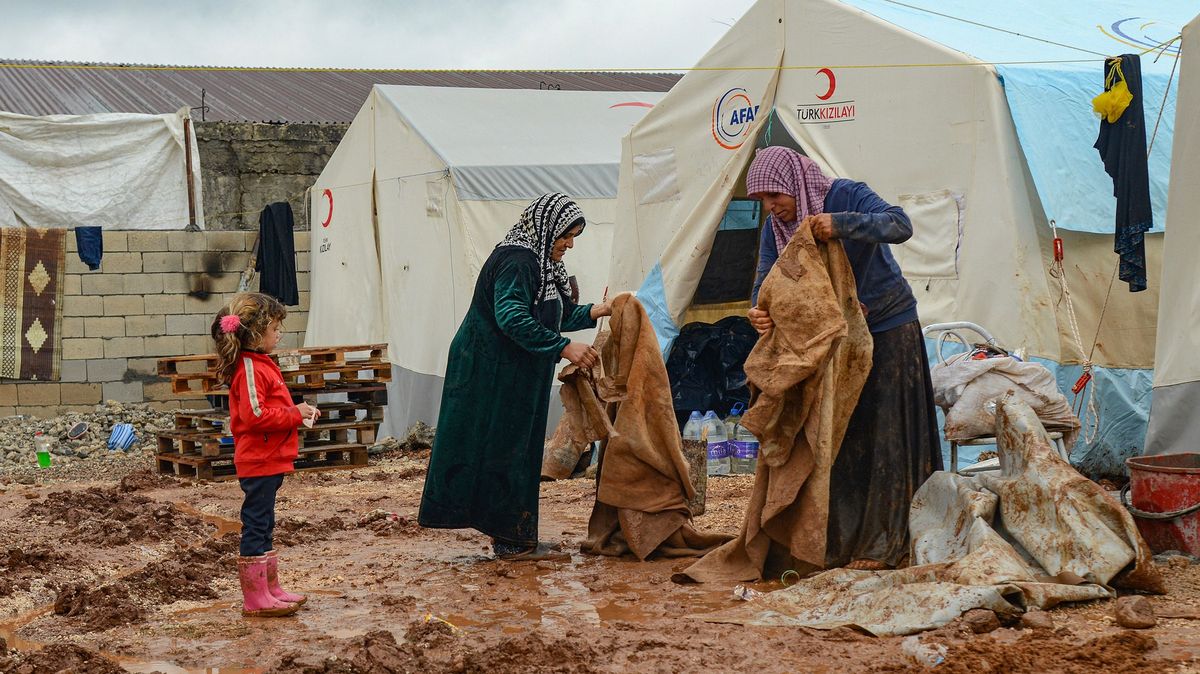 Fotky z Turecka: Unikli zemětřesení, přišli o domov, teď je postihly záplavy