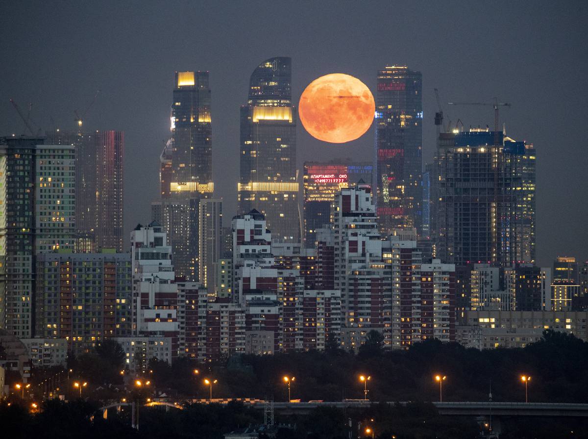 Označení modrý Měsíc nemá nic společného s barvou Měsíce, jedná se o označení typu úplňku. Na snímku Měsíc nad Moskvou, focenou 30. srpna.