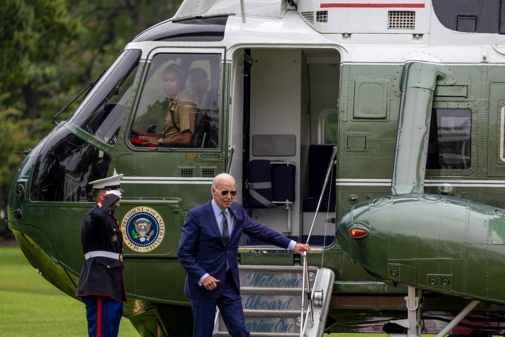 Prezident Biden na jižním trávníku Bílého domu. Ten den absolvoval dva přelety. Nejprve cestoval do Washingtonu z Delaware, kde trávil víkend. Odtud pak pokračoval do New Yorku.
