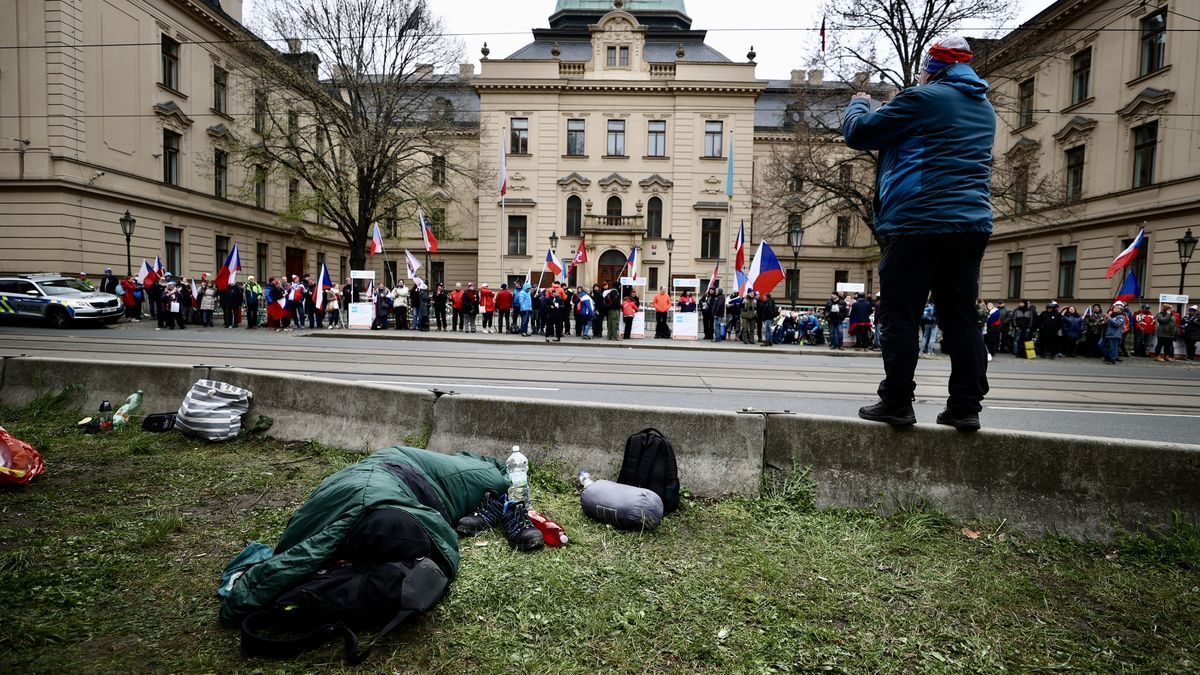 Obrazem: Před Strakovkou demonstrovali až do rána