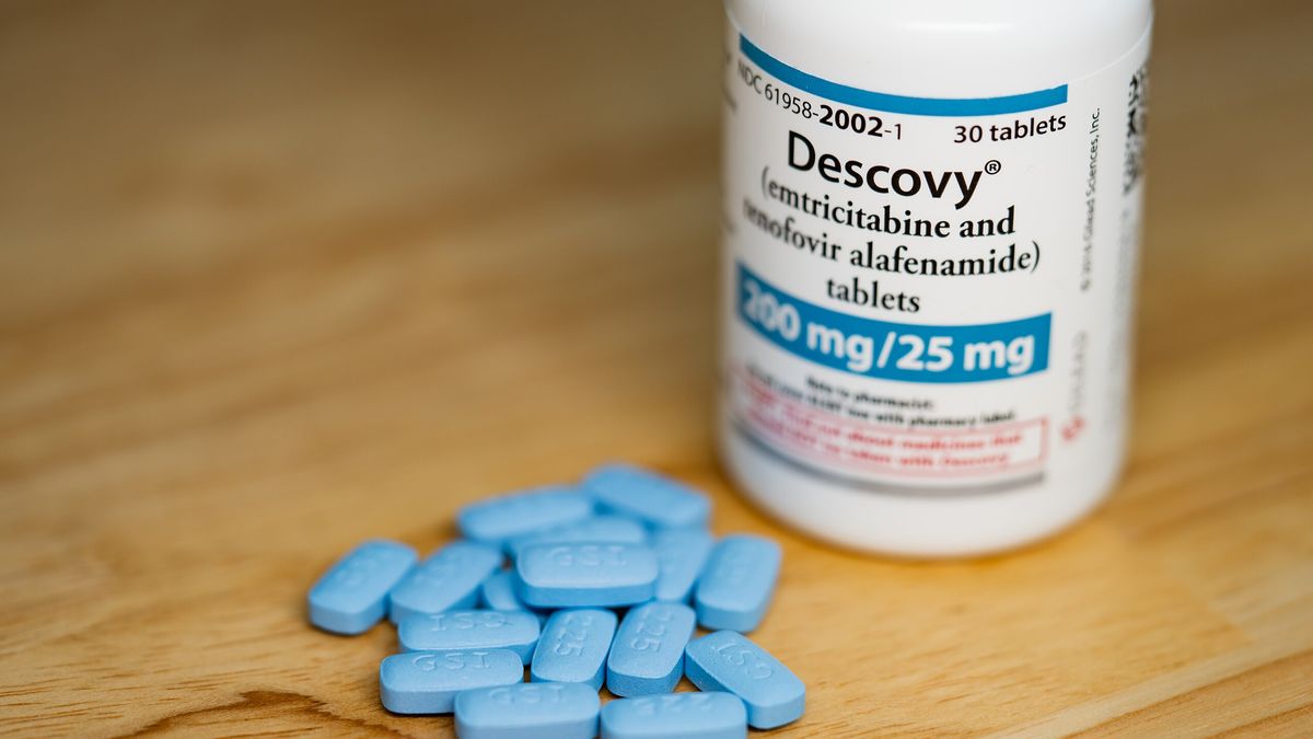 Výrobce v Česku vyvinutých léků proti HIV čelí hromadné žalobě pacientů