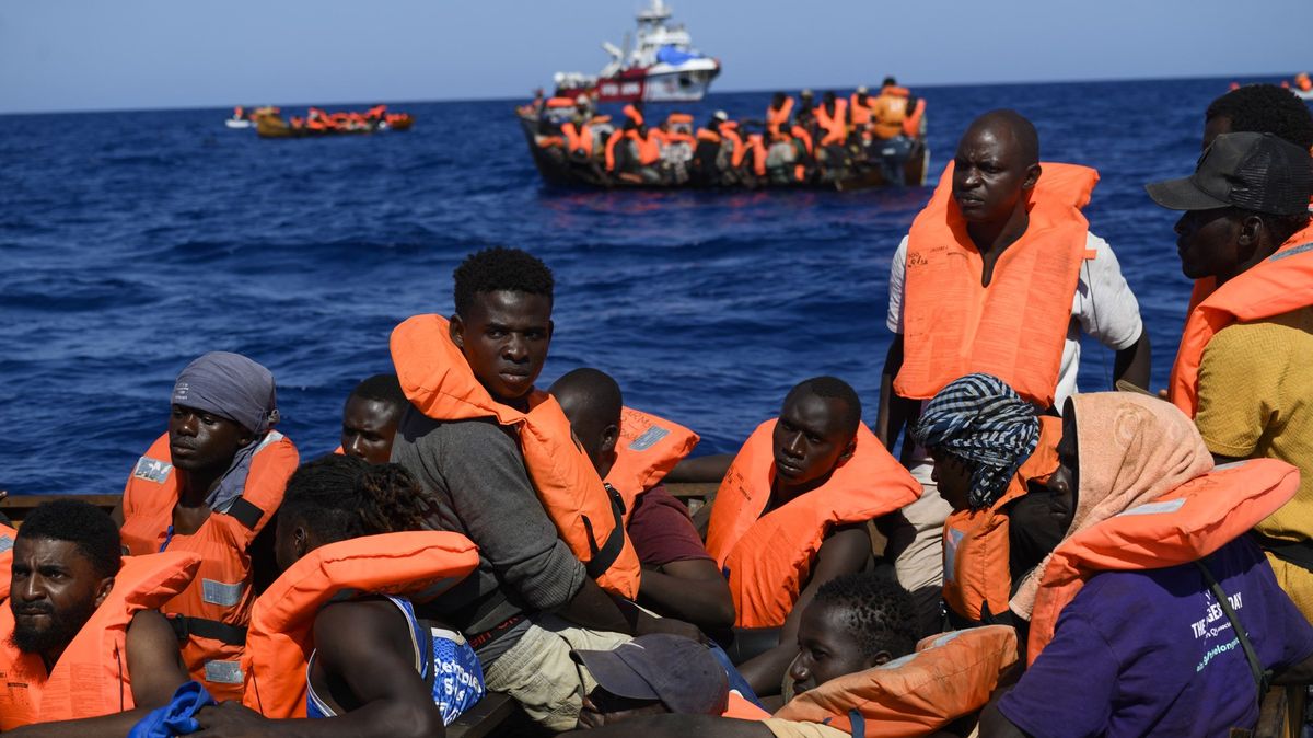 Jedenáct migrantů přišlo o život a 44 se pohřešuje po potopení lodi u Tuniska