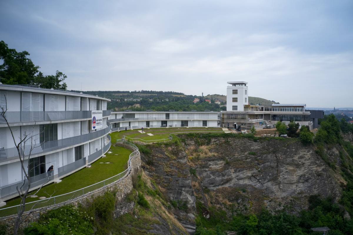 Esovitá novostavba navázala na původní venkovní posezení a Trilobit bar.