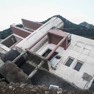 Po ničivé bouři Daniel odhalují v oblasti Thesálie místní vážné škody. Na snímku dvoupatrová budova v Mouzaki Kardits, vyfoceno 22. září.