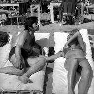 Dne 9. srpna 1969 byla Tateová v osmém měsíci těhotenství ve svém losangeleském domě brutálně ubodána členy gangu Charlese Mansona.
Snímek obdivovaného páru na festivalu v Cannes, 1968.