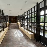 K Jedličkově vile v 80. letech přibyla moderní přístavba od architekta Karla Pragera.