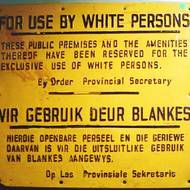 „Pouze pro bílé“, cedule z doby apartheidu