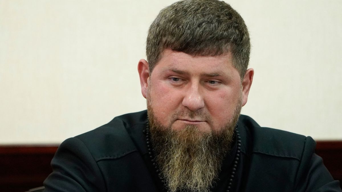 Údajně v kómatu. Živý Kadyrov se na videu vysmál fámě a opěvoval déšť