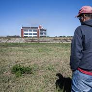 Pro americké farmáře je Mississippi mimo jiné také nepostradatelnou tepnou jejich dopravní sítě. (Na snímku hledí muž na travnatou oblast, která bývala vždy pod vodou, vyfoceno 16. října poblíž farmy Docville, New Orleans v Louisianě.)