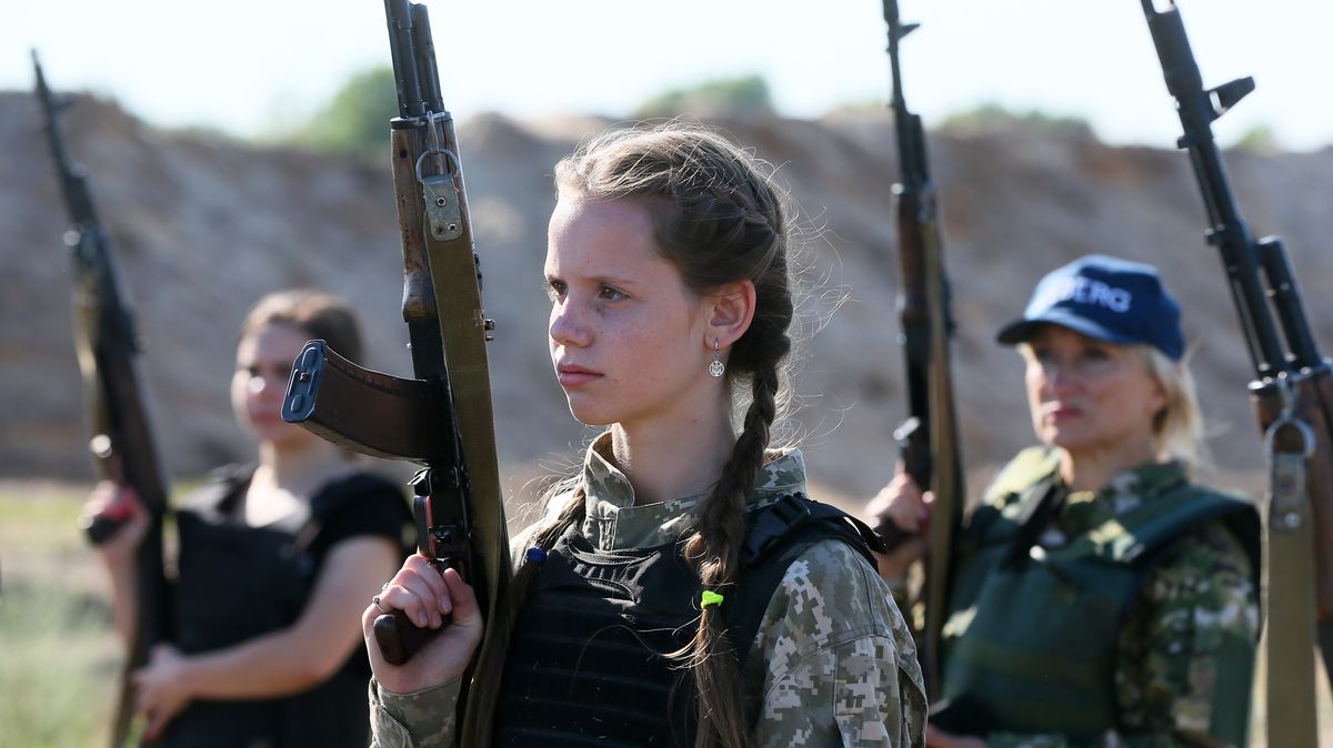 Fotky: Ženy v ukrajinské armádě už nemusí nosit mužské spodní prádlo