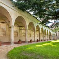 Renesanční arkády v zahradě.