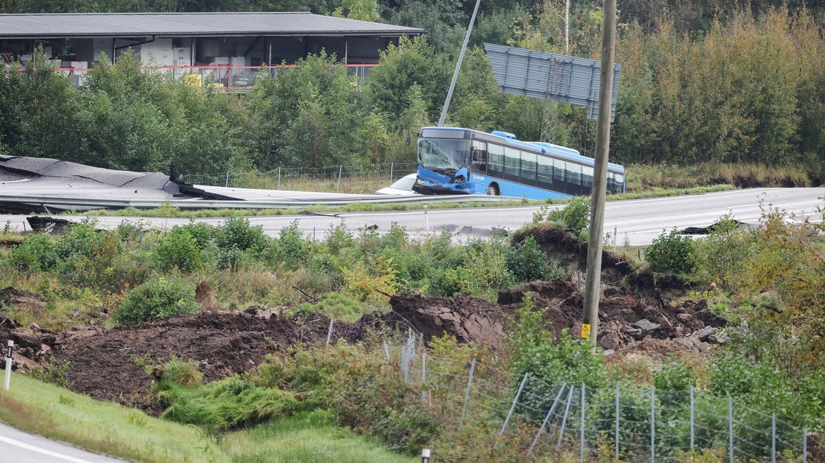 Fotky: Obrovské propadliny způsobil sesuv půdy ve Švédsku
