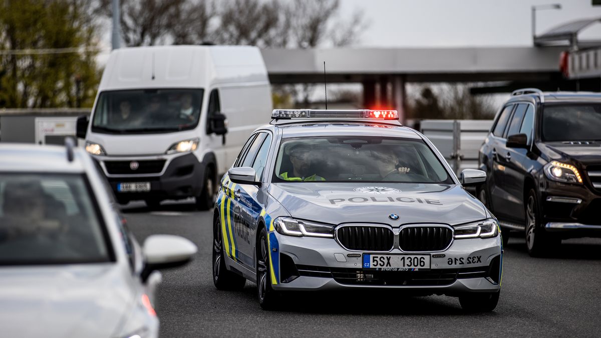 Policie chtěla snížit čas dojezdu k bouračkám. Stal se opak
