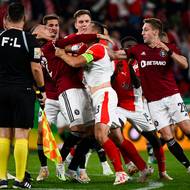 Rvačka v derby Slavia–Sparta.