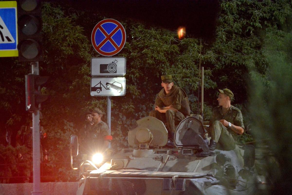 Bojovníci z žoldnéřské Vagnerovy skupiny v pátek večer, jak tvrdí jejich šéf Jevgenij Prigožin, vstoupili do ruského města Rostov na Donu nedaleko mezinárodně uznávaných rusko-ukrajinských hranic. Do ulic milionového města následně vjela obrněná vozidla.