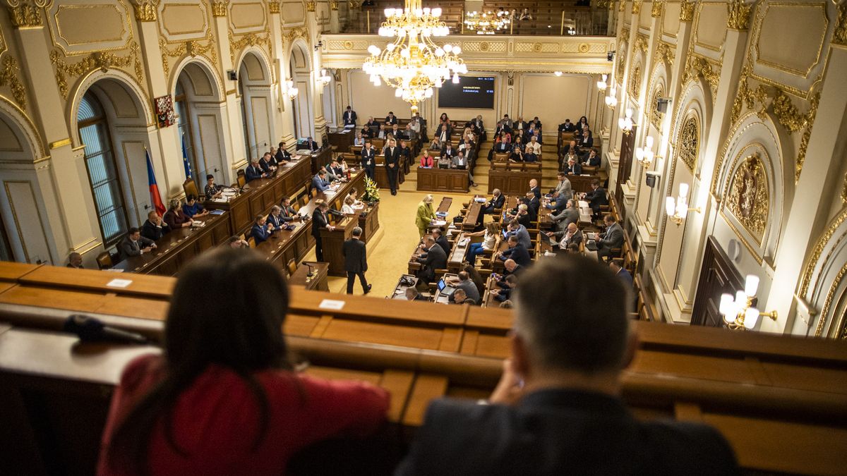 Platy politiků porostou. Poslanci přehlasovali veto prezidenta