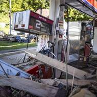 V poškozených regionech je nefunkční veškerá infrastruktura. Sehnat benzín nebo naftu je nadlidský úkol. (Na snímku Črna na Koroškem.)