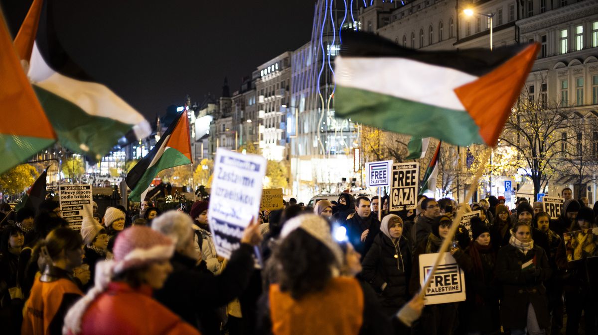 Zákaz demonstrace kvůli palestinskému heslu byl nezákonný, rozhodl soud