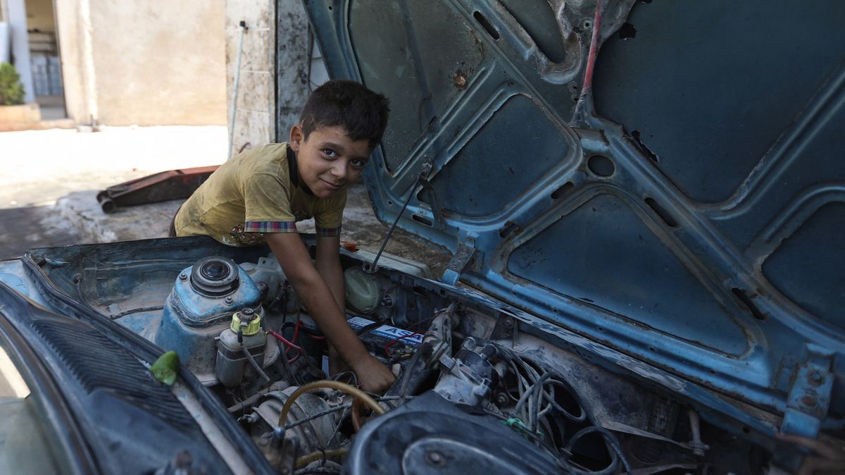 Fotky: Děti, které místo školy musí do práce