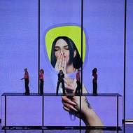 Nejdéle na své vystoupení čekala reprezentantka Velké Británie. Mae Muller přednesla drzý rozchodový hymnus s názvem I Wrote A Song.