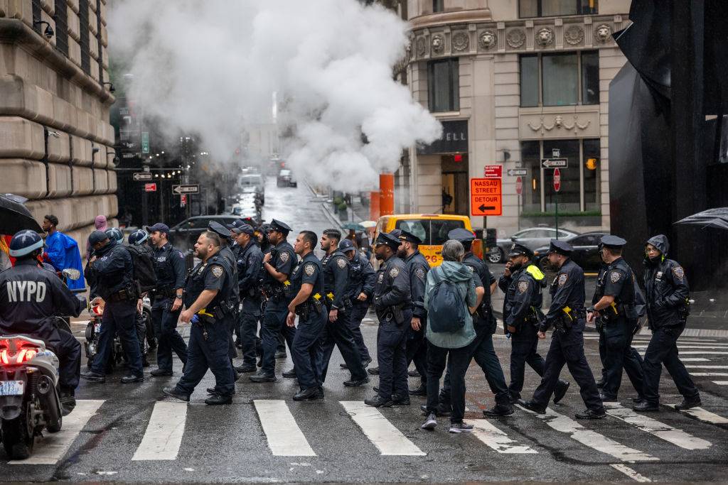 I v ulicích města je silná přítomnost policejních složek, zejména kvůli pokračujícím klimatickým protestům. Pondělní demonstrace ve finanční čtvrti Manhattanu, kde aktivisté požadovali ukončení financování fosilních paliv ze strany Wall Streetu a americké vlády, vyústila v desítky zatčení.