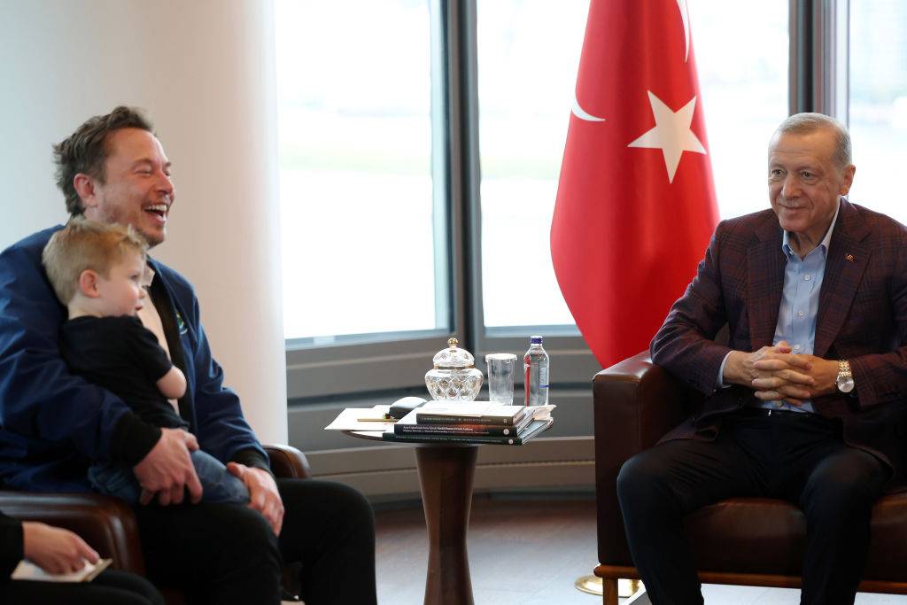 Musk, jeho syn a turecký prezident. Turecké úřady později oznámily, že Recep Tayyip Erdogan požádal Muska, aby nechal postavit další továrnu Tesly v Turecku.