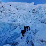 Cesta mezi seraky ledopádu Khumbu.