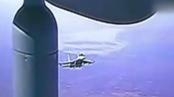 Pentagon ukázal video, jak ruský letoun světlicí poškodil americký dron