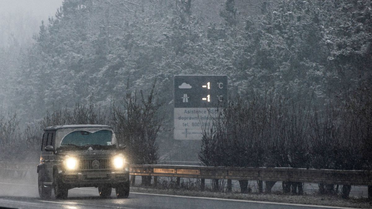 Řidiče v Karlovarském a Plzeňském kraji překvapilo ranní sněžení