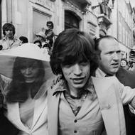 12. května 1971: Mick Jagger a jeho nevěsta si razí cestu davem.