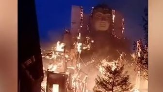 Video: Plameny obklopily obří sochu Buddhy v Číně