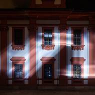 Umělci Chris Salter (CH) a Alexandre Saunier (FR) uvedou na fasádě zámku dynamickou audiovizuální projekci díla SNN#2, která pracuje se vztahem světla a pohybu a byla součástí výstav v několika předních evropských galeriích.