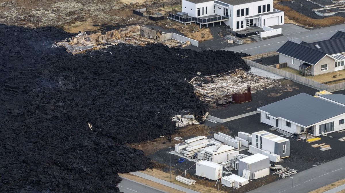 Fotky: Takhle zatvrdlá láva pohltila domy na Islandu