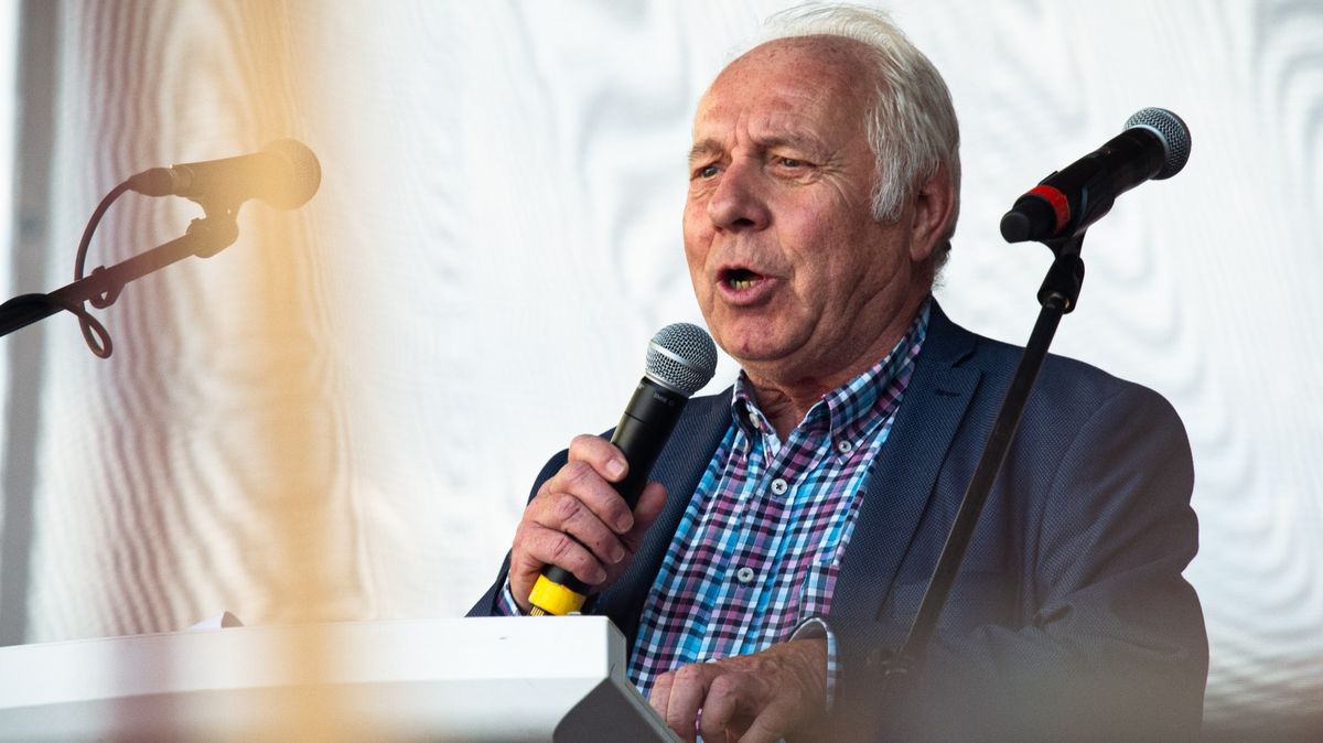 Že jsme proruští? Nálepkování jako za komunistů, říká Dufek k protestu