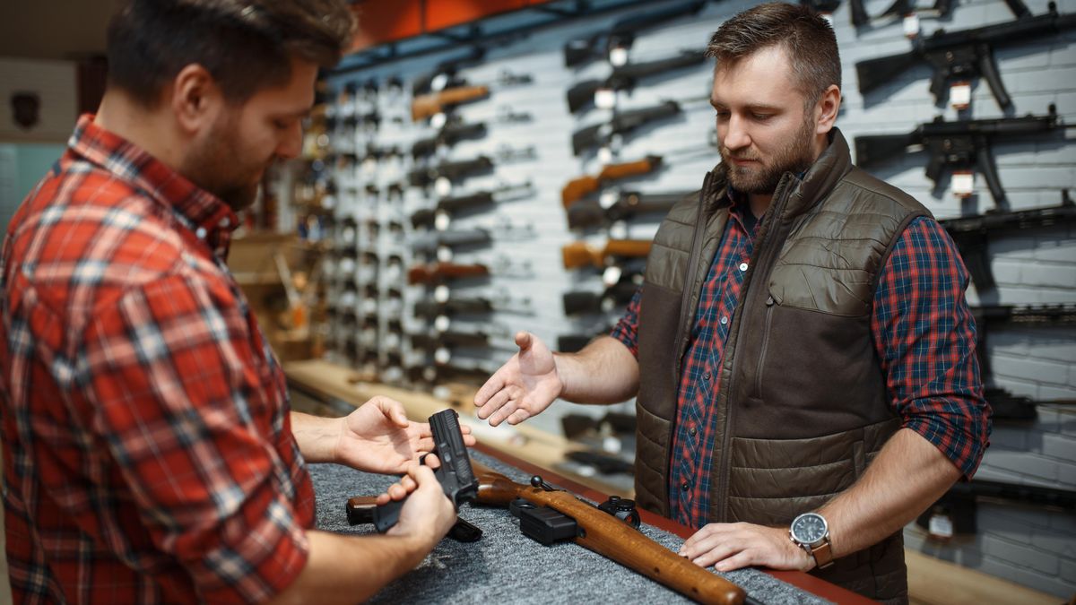 Rakušan: Obchodníci by měli co nejdřív začít hlásit podezřelé nákupy zbraní