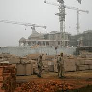 Pro premiéra Módího jde o důležitý bod jeho politického programu. Jeho nacionalistická strana se snaží zdůrazňovat hinduistickou tradici Indie a naopak upozadit islámské dědictví. Chrám ale v době vysvěcení pořád zdaleka nebude hotový a nadále ho budou obklopovat jeřáby a další stavební stroje.