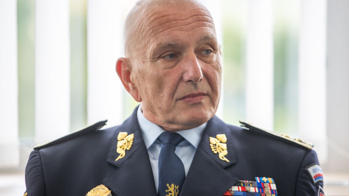 Zběhnutí od velvyslance, pohřeb Komorousova tchána. Ochranku politiků prošetřují