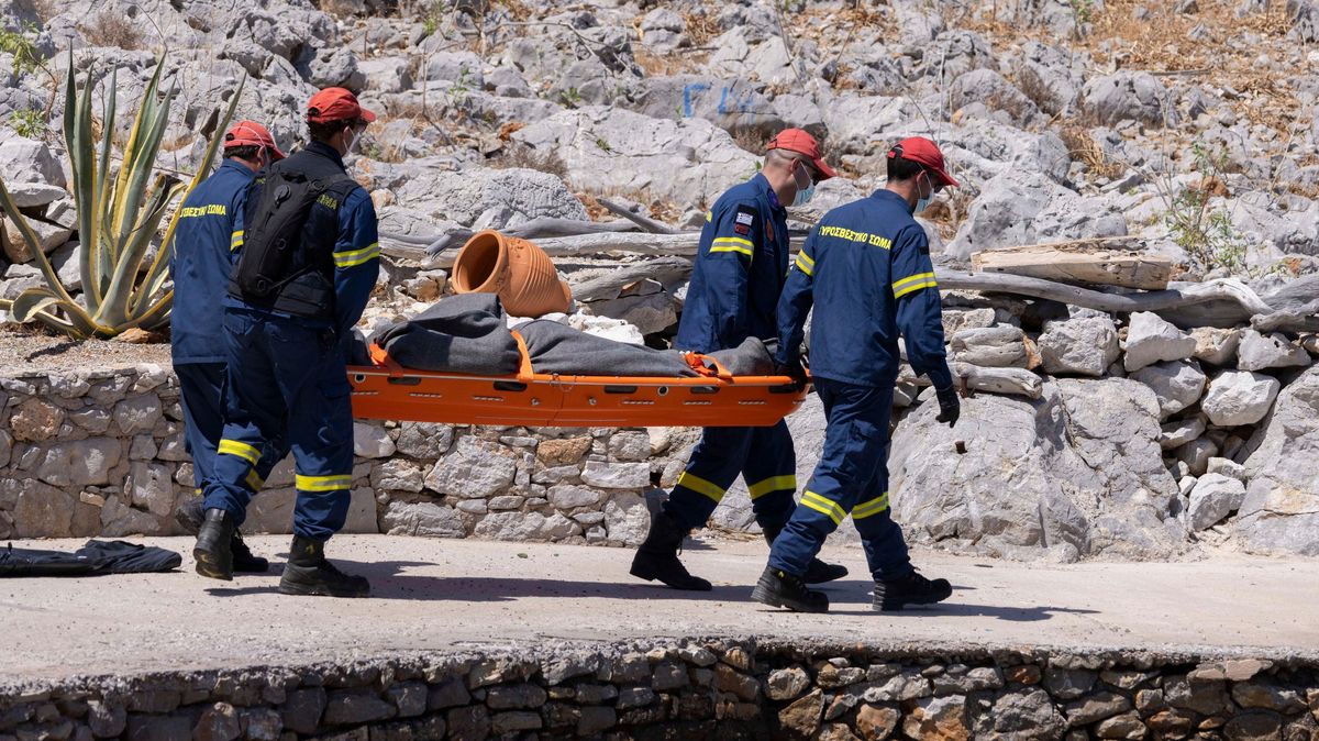 Pět obětí včetně známého moderátora. Rozpálené Řecko řeší, jak chránit turisty