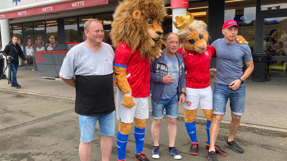 Pivo dobré, ceny lidové, ale chybí fotbal, říkají návštěvníci Českého domu