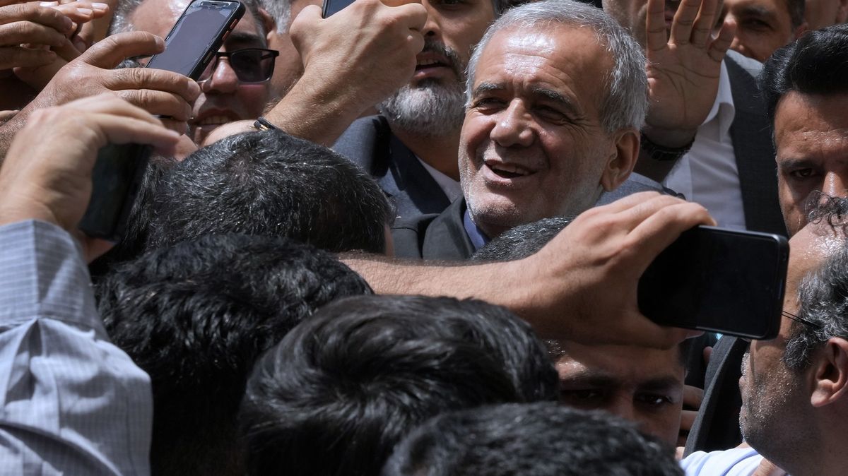 V íránských prezidentských volbách vyhrál reformista Pezeškján
