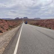 Také milujete film Forrest Gump? Projeli jsme se po silnici, kde svůj běh dokončil. Nachází se v oblasti Monument Valley v Utahu.