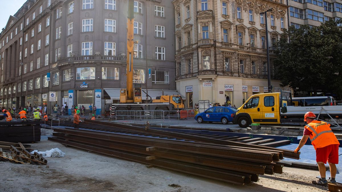 Fotky: Jako za starých časů. Na Václavák se vrací tramvajové koleje