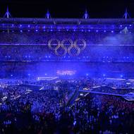 Pět olympijských kruhů během závěrečného ceremoniálu na zaplněném pařížském stadionu Stade de France.