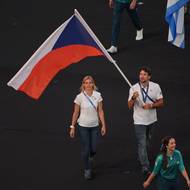 Vlajkonoši české výpravy na slavnostním zakončení her byla bronzová oštěpařka Nikola Ogrodníková a zlatý kanoista Martin Fuksa.