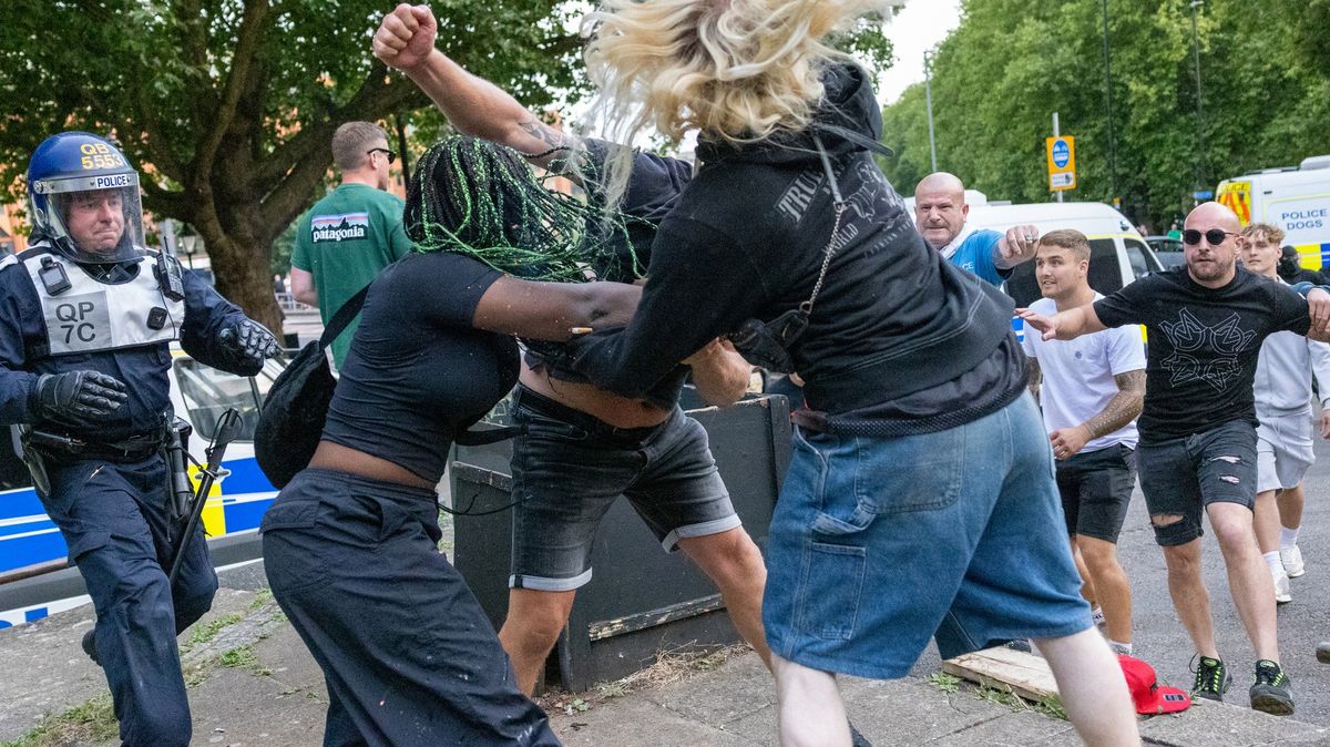V Británii bylo zadrženo přes 80 lidí kvůli násilnostem při demonstracích