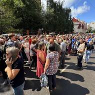 Ukrajinské jednotky ruskou obranu překvapivě prorazily v úterý a poté obsadily několik vesnic v Kurské oblasti. Informace o tom, jak hluboko do ruského území se Ukrajinci dostali a do jaké míry jeho části kontrolují, jsou až dosud omezené.

(Na snímku evakuovaní obyvatelé Kurské oblasti, 8. srpna.)