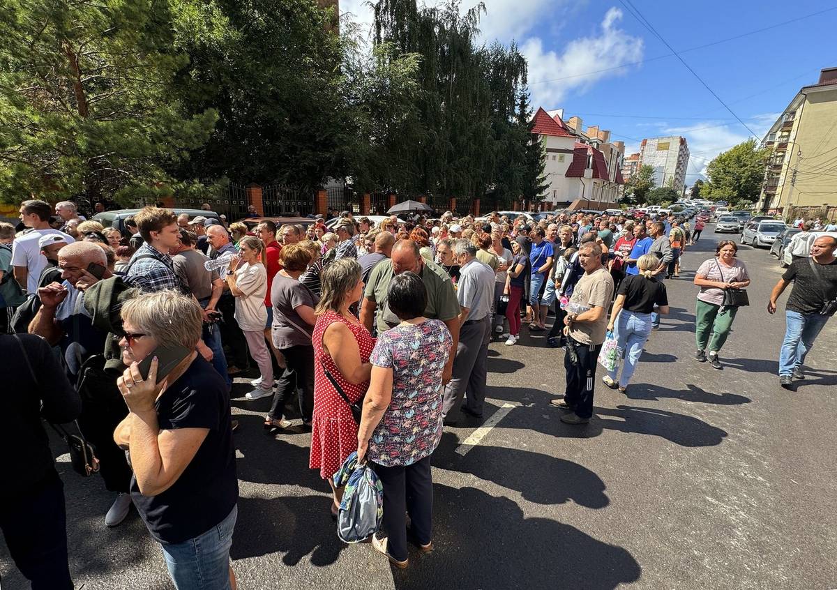 Ukrajinské jednotky ruskou obranu překvapivě prorazily v úterý a poté obsadily několik vesnic v Kurské oblasti. Informace o tom, jak hluboko do ruského území se Ukrajinci dostali a do jaké míry jeho části kontrolují, jsou až dosud omezené.

(Na snímku evakuovaní obyvatelé Kurské oblasti, 8. srpna.)