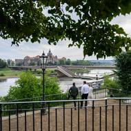 V saské metropoli Drážďanech se ve středu nad ránem zřítila část mostu Carolabrücke přes Labe.