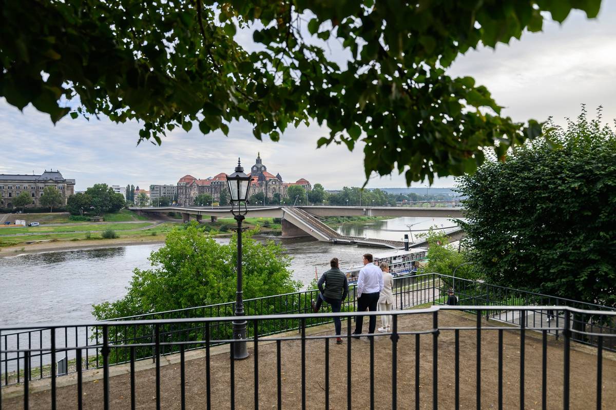 V saské metropoli Drážďanech se ve středu nad ránem zřítila část mostu Carolabrücke přes Labe.